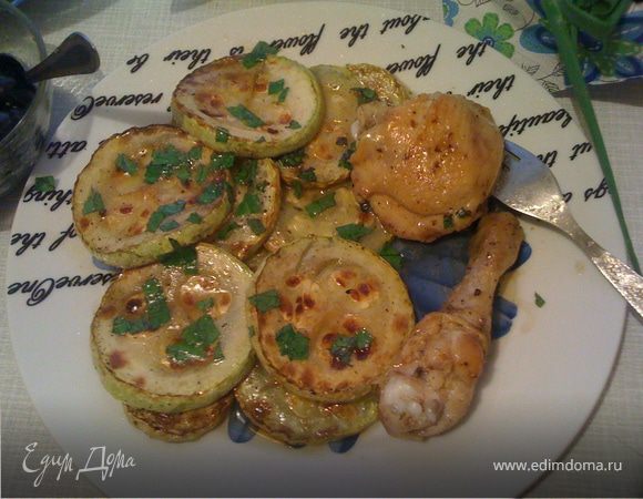 Ничего лишнего! не перегружаем соусами, специями и т.д.
Цукини режем кружочками, солим, перчим, отправляем на сковороду с оливковым маслом, жарим, пока не станут мягкими. Выкладываем на тарелку, посыпаем специями сухими и свежей зеленью.
Курицу дарим аналогично цукини. Солим,перчим,жарим до готовности.