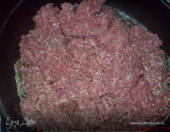Приготовить фарш из индюшки,говядины,свинины и добавить лук,специи.