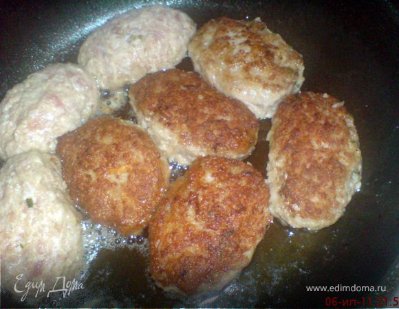 сформовать небольшие котлетки и жарить на разогретом оливковом масле до румяной корочки