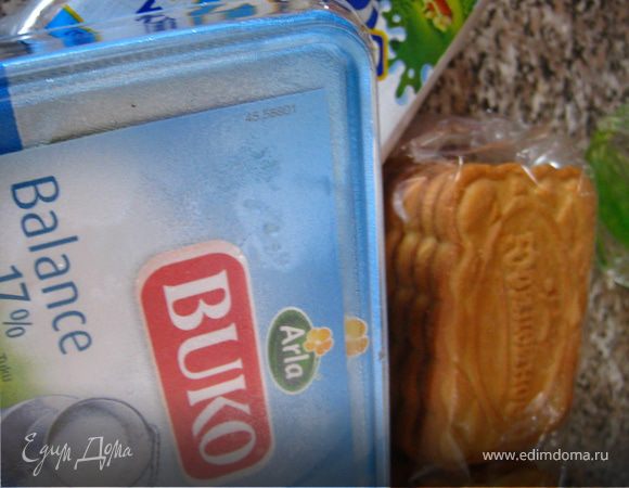 измельчить печенье в крошку, смешиваем с маслом.