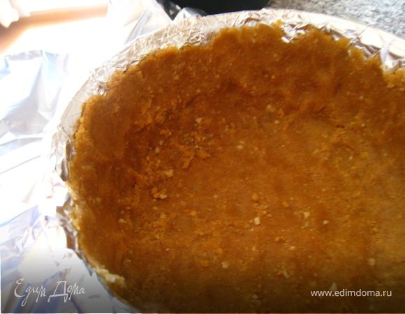 выкладываем получившуюся массу в форму и убираем в холодильник не надолго. форму я застелила фольгой, чтобы можно было потом удобно вынуть и накрыть перед приготовлением в пароварке.