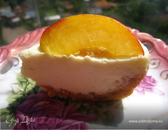 Смешиваем сыр, сметану, сахар и яйцо. Выливаем в нашу форму и ставим в пароварку на 60 минут. Затем даем остыть и убираем в холодильник часов на пять, а лучше на ночь.