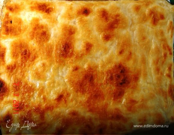 Тем временем разогреваем духовку до 220-240 градусов. Раскатываем тесто (у меня с 1кг теста вышло 7 коржиков и 1 корж на крошку) и укладываем его в форму, застеленную пергаментом. Тесто надкалываем по всюду вилкой. Выпекаем коржи до золотистого цвета.