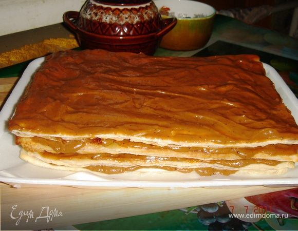 Остывшие коржи промазываем кремом и укладываем один на один.