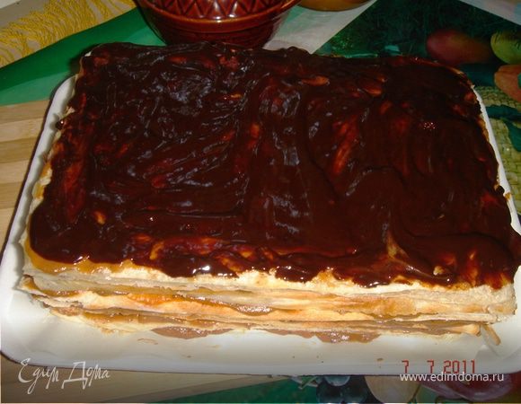 Самый верхний корж смазываем кремом и ещё дополнительно растопленным шоколадом с молоком.