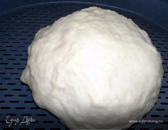 Развести дрожжи с теплым молоком. Смешать муку, яйцо, сливочное масла, 10 гр. сахара и соль, вылить дрожжи. Замесить тесто.