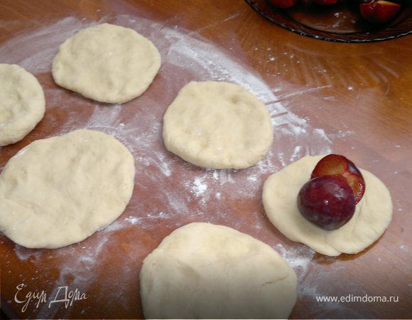 Разделить тесто на 4 порции и сформировать небольшие плоские лепешки. На них выложить сливовый джем или сливы, или и то и другое. Руками защепить тесто, сформировать кнедлики.
