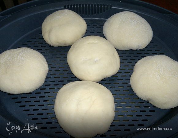 Сложить кнедлики в пароварку. Оставить на 30 минут подходить.(приготовим в это время картофельные кнедлики) Затем включить пароварку и готовить 20 минут.