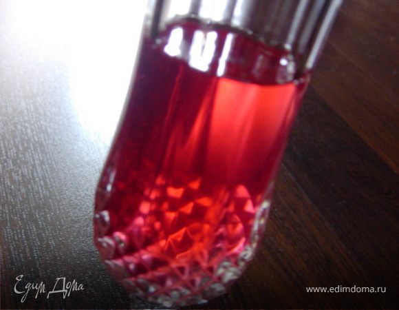 Добавляем к сиропу спирт, хорошенько размешиваем и употребляем, но в меру,так как ликер получается довольно крепкий!
Выход 4 литра))