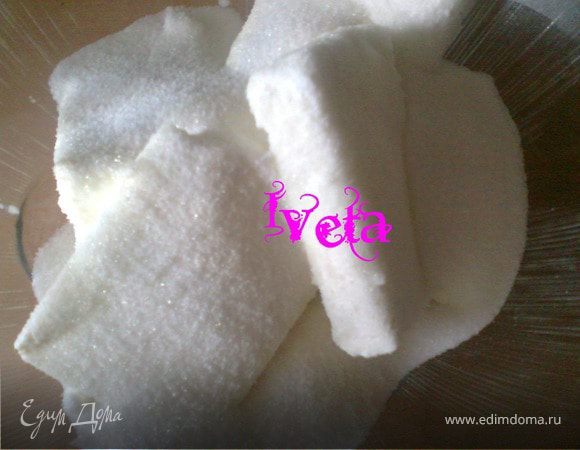 Замачиваем желатин в холодной воде и отставляем в сторону.В миску кладем творог,добавляем сахар и ванильный  сахар.