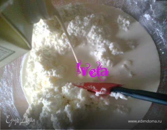 К массе добавляем сливки,перемешиваем.