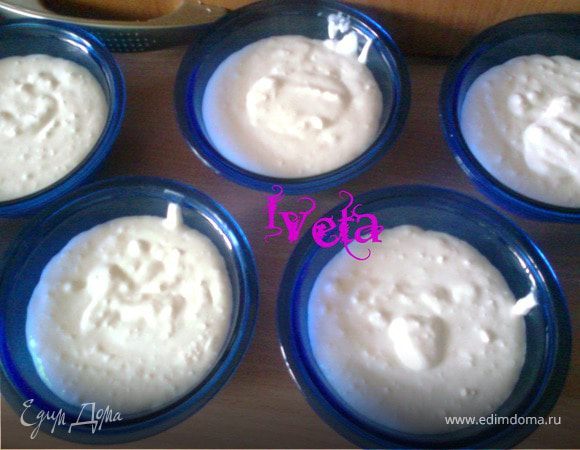 Готовую массу вливаем в креманки и ставим в холодильник застыть.