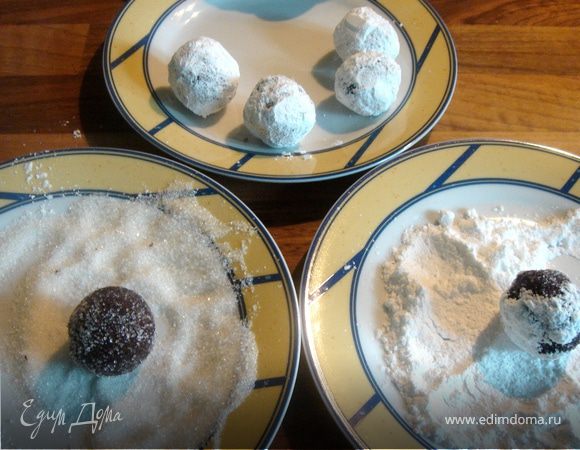 Тесто разделить на 4 части,скатать из каждой колбаску и разделить каждую колбаску на 10 частей.На две разные тарелки насыпать сахар и пудру.Каждое печенье скатать в шарик и обвалять сначала в сахаре,затем в пудре.Выложить печенье,чуть придавив,на противень,застеленный пекарской бумагой.Выпекать при t 170-180*C 15-20 мин.Приятного аппетита!