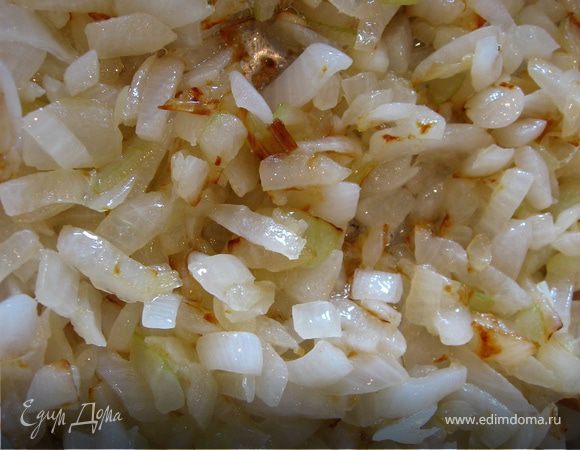 Две крупные луковицы покрошить и обжарить на растительном масле.