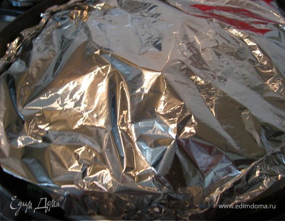 Накрываем биточки и отправляем в разогретую до 220 град. духовку на зо мин. Через пол часа фольгу убираем и даем биточкам подрумяниться мин. 20.