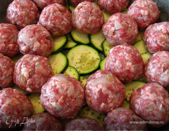 Формируем биточки и выкладываем их на цукини.