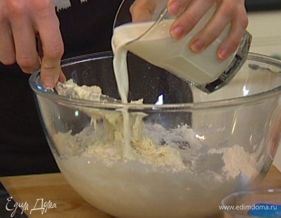 Влить молоко, добавить немного муки и вымешивать тесто 5 минут руками, чтобы оно получилось гладким и эластичным, затем оставить на 5–10 минут в теплом месте.