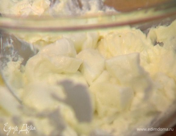 Моцареллу порезать на кусочки, добавить к фете и еще раз все размять.