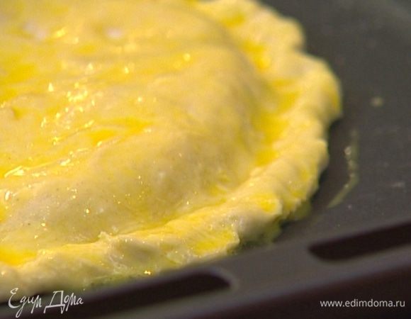 Яйцо слегка взбить и смазать лепешку.
Отправить противень в разогретую духовку на 20–25 минут.