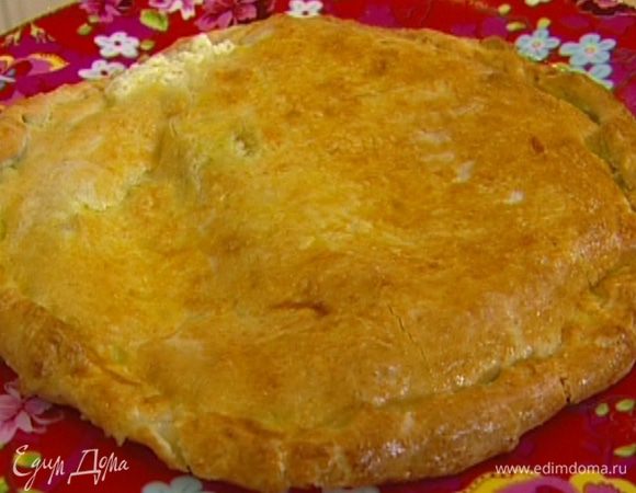 Готовую лепешку переложить на блюдо; как только она слегка остынет, разрезать ее на кусочки (она должна быть теплая, но не горячая!).