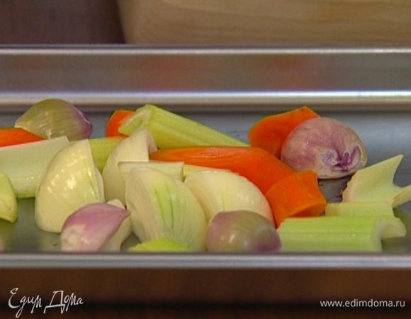 Морковь и весь лук почистить и крупно нарезать.  