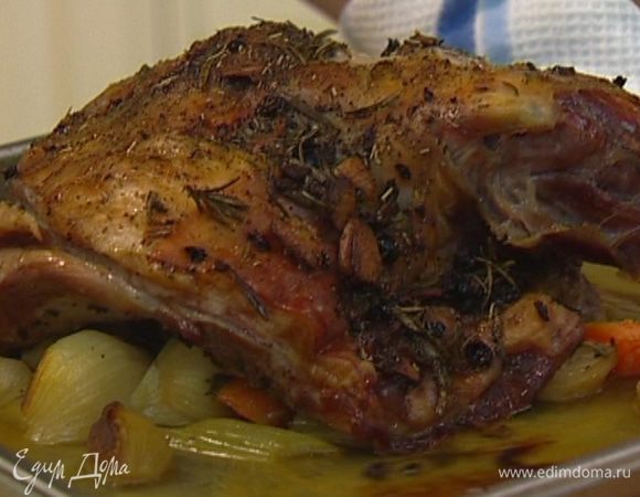 В форму для запекания выложить весь лук, морковь и сельдерей, сверху поместить мясо и отправить в разогретую духовку на полтора часа.  