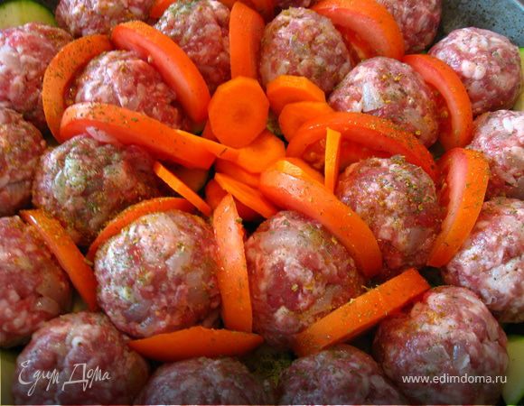 Прослаиваем дольками помидора, добавляем специи и масло.