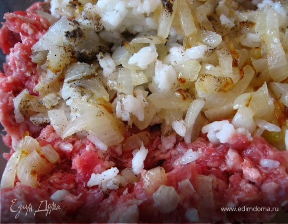 В мясной фарш добавляем обжаренный лук, отваренный до полуготовности рис, соль, перец. Хорошенько вымешиваем.