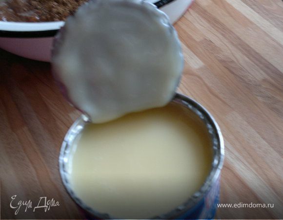 далее берем сгущенку-вливаем в массу 