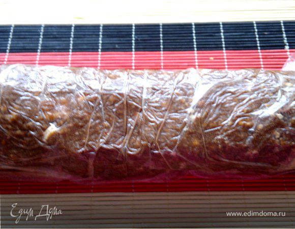 накрываем кулечком и формуруем из него плотную колбасу)я формировала ковриками из бамбука)у меня получились 2 штуки)