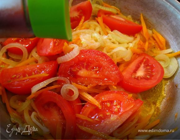 Отдельно делаем соус. Лук порезать кольцами, морковь натереть на терке. Обжарить, добавить помидоры, сахар (1 лож.) соевый соус (1 лож.)