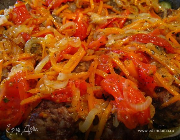 Выкладываем сверху овощи, и возвращаем в выключенную духовку немного настоятся.