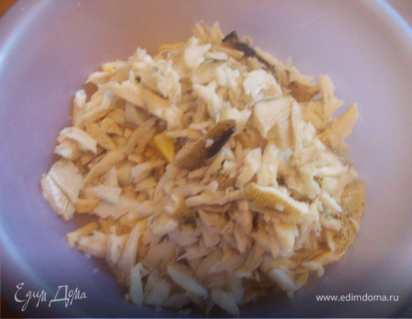 если у вас филе рыбы, то просто разомните его, если у Вас как и у меня целая рыбка, то отделите от костей