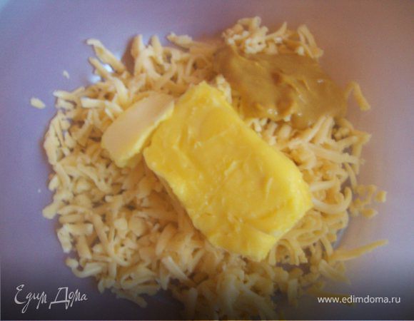 Добавьте к рыбе, натертый на крупной терке сыр, размегченное сливочное масло, горчицу и соль