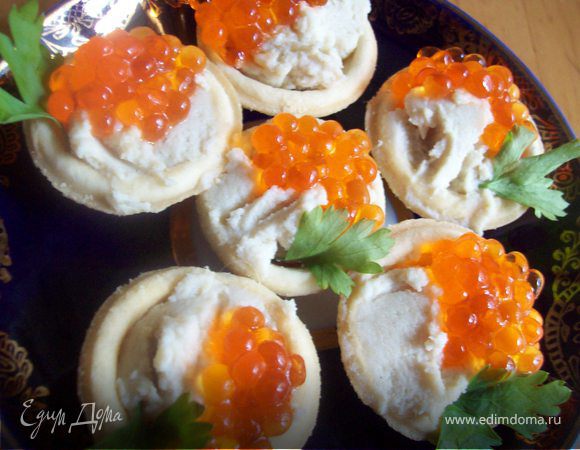 затем разложите в тарталетки, украсте, красной икрой (можно слабосоленой красной рыбой, лимоном, сырной чипсой...все в ваших руках)