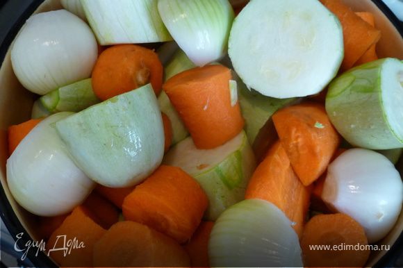 Кабачки, морковь и лук крупно порезать и тушить 3 часа.