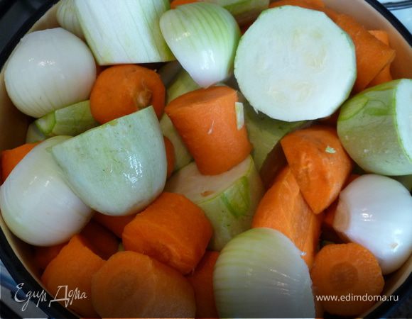 Кабачки, морковь и лук крупно порезать и тушить 3 часа.