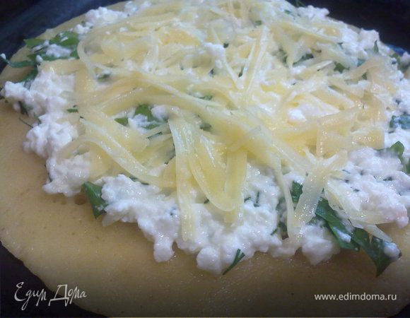 Готовим начинку.Творог присолить,добавить зелень и перемешать.