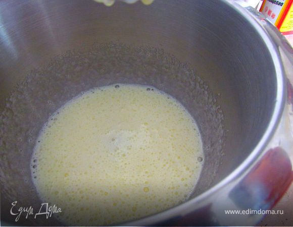 Взбейте яйца с сахаром.
