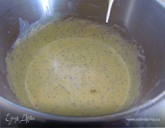 Растопите сливочное масло и немного его охладите. Затем влейте его в яичную смесь и перемешайте.