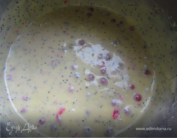 В отдельной миске смешайте сухие ингредиенты: муку, разрыхлитель (в моем случае гашенная сода) и мак. Всыпьте в яично-масляную смесь. Добавьте молоко. Всыпьте ягоды. Смешайте. Тесто готово.