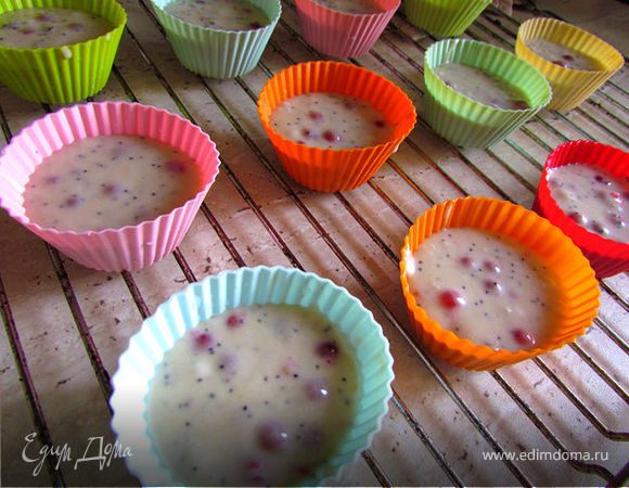 Тесто получается достаточно жидким. Разлейте его по формам.