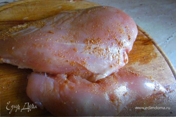 Промариновать филе курицы в соевом соусе и имбире пару часов (у меня простояло в холодильнике ночь).