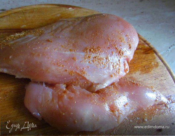 Промариновать филе курицы в соевом соусе и имбире пару часов (у меня простояло в холодильнике ночь).