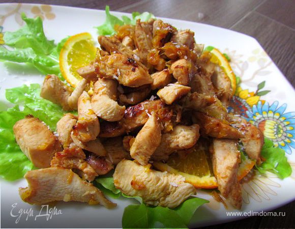 Добавить 1/2 ч.л. имбиря, 2 ч.л. кокосовой стружки, накрыть все крышкой и подержать так минут 7-10 (пока не испарится апельсиновый сок). Уложить на тарелочку с листиками салата и дольками апельсина, присыпать кокосовой стружкой и насладиться своей вкусной диетой!!!