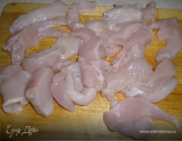 Куриную грудку нарезать полосками 