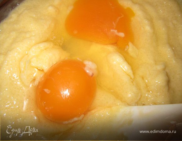 Добавить яйца, перемешать.
