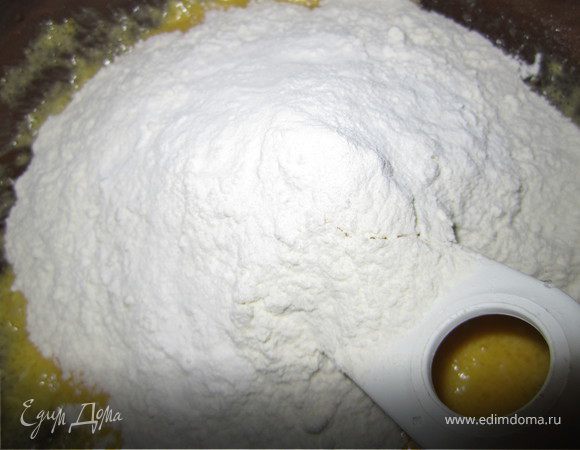 Муку смешать с разрыхлителем и солью, ввести в маслянно-яичную смесь.
Хорошо перемешать.