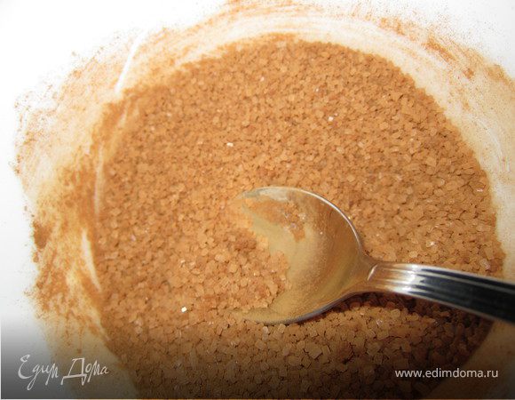 Сахар смешать с корицей.