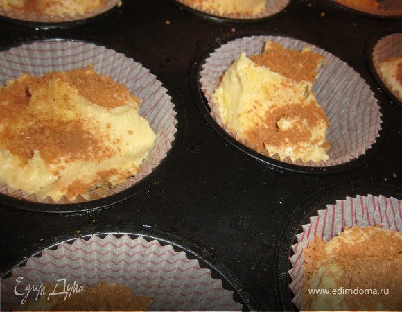 Тесто выложить в формочки.
Посыпать сахаром.
Выпекать 20-25 минут, при температуре 180 гр.
